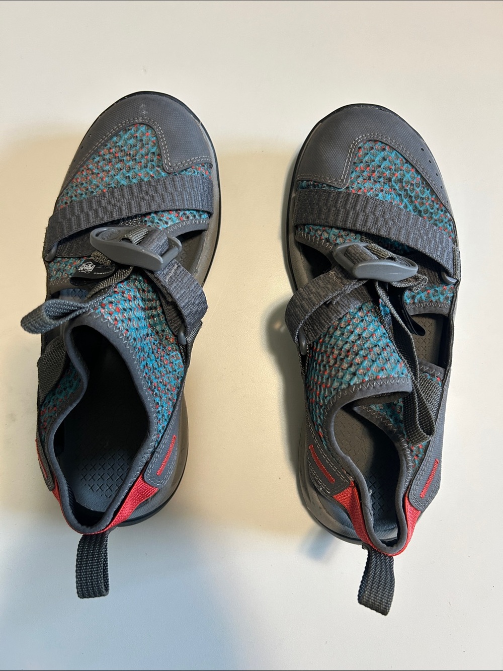 Chaco Women’s Gray Water Sandal Sneakers with Teal Knit and Red Accents sz 6